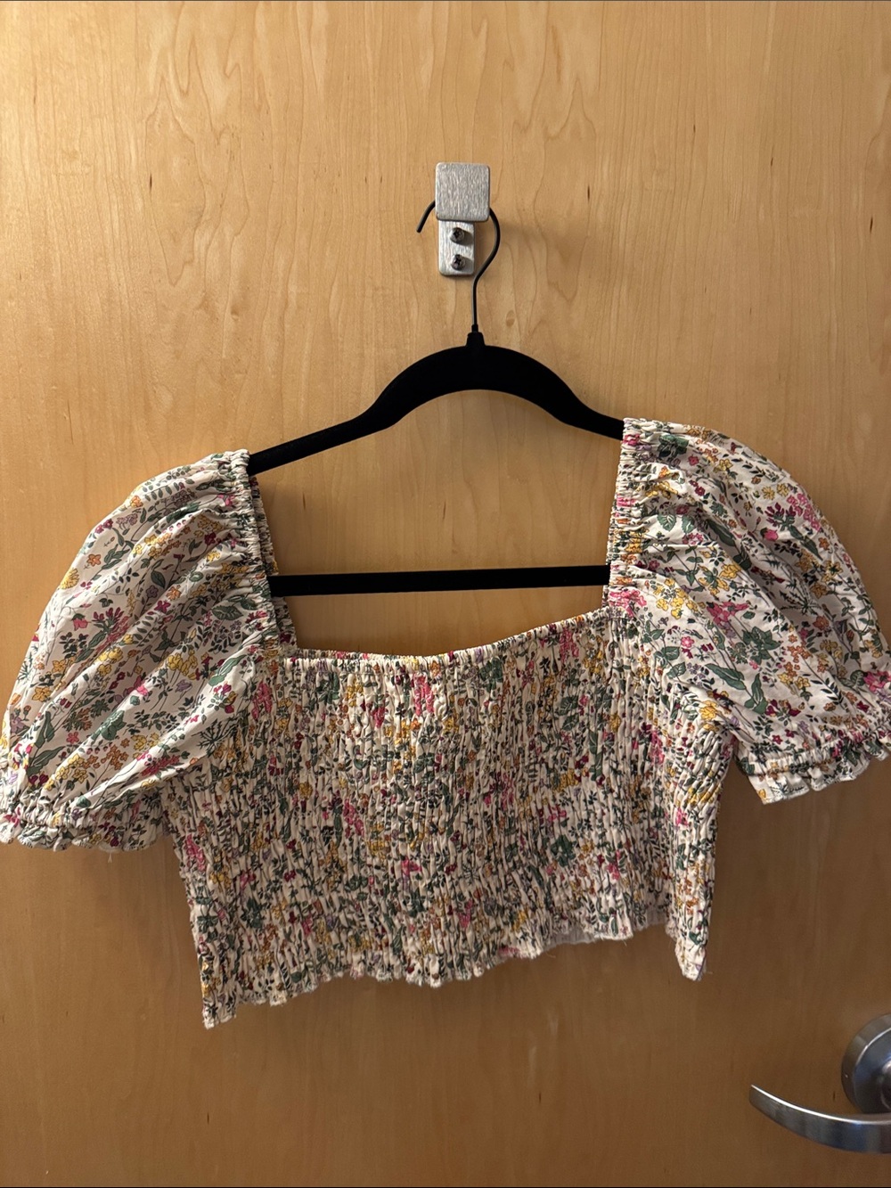 AUREUM White Floral Smocked Puff Sleeve Crop Top